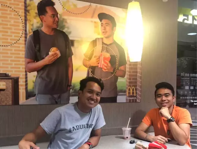 Mcdonald's'ı İşleten Asya Kökenli İki Genç, 25'er Bin Dolar Kazandı