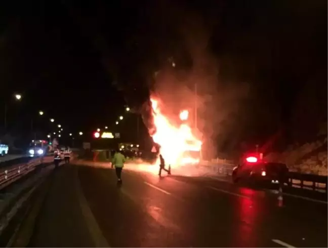 TEM Otoyolu'nda otobüs yandı: 32 kişi faciadan son anda kurtuldu