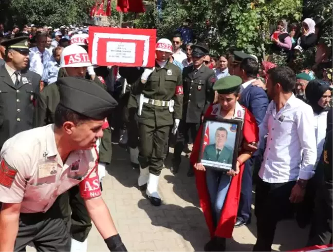 Şehit Ağabeyini Üniforması ve Kepiyle Uğurladı