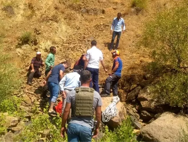 Kayalıklarda mahsur kalan şahıs, ekipler tarafından kurtarıldı