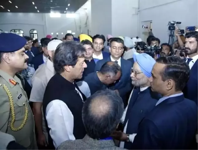 Hindistan'da yüzlerce Sih, Pakistan'daki kutsal Kartarpur'a geçti