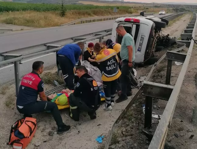 Amasya'da refüje devrilen otomobildeki 5 kişi yaralandı