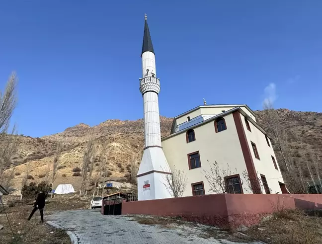 Şenkaya'daki Cami Yolculara İkramlarıyla Takdir Topluyor