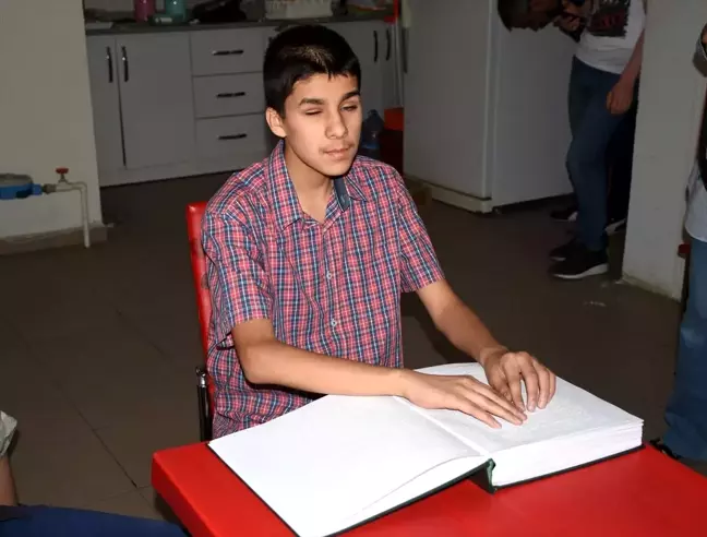 Karanlık dünyaları Kur'an ile aydınlandı