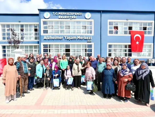 Alzheimer Yaşam Merkezi'ndeki anneler unutulmadı
