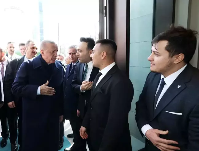 Burdurlu Recep Tayyip Erdoğan'a parti rozetini Cumhurbaşkanı Erdoğan taktı