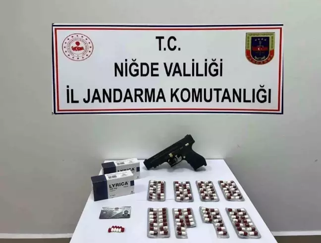 Niğde-Pozantı Otoyolu'nda Şüpheli Araçta Uyuşturucu ve Silah Ele Geçirildi