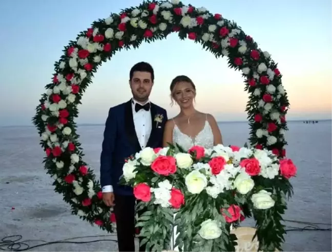 Tuz Gölü üzerinde nikah kıydılar