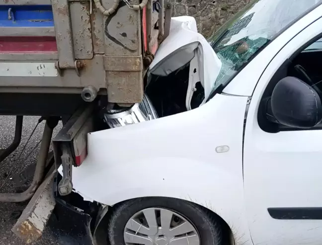 Samsun'da Trafik Kazası: Hafif Ticari Araç Tıra Çarptı