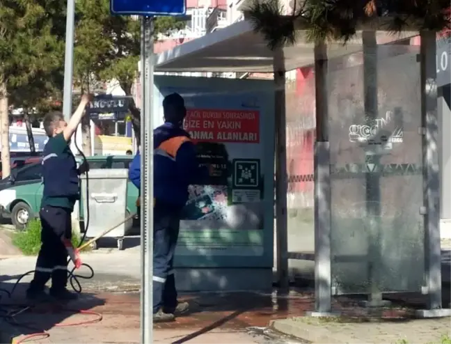 Gediz'de yolcu durakları dezenfekte edildi