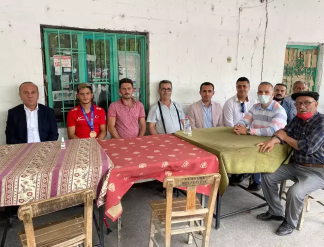 Ampute Milli Futbol Takımı'nın oyuncusu Rüstem Kurhan'a, mahallesinde coşkulu karşılama