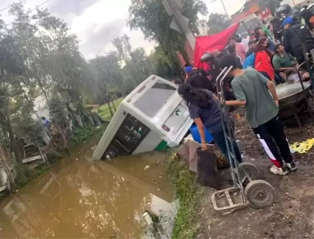 Son dakika haber | Meksika'da minibüs su kanalına düştü: 7 yaralı