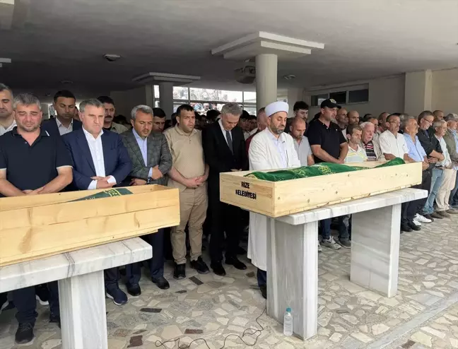 Rize'de trafik kazasında hayatını kaybeden anne ve 2 çocuğunun cenazeleri defnedildi