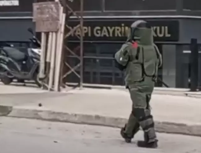 Beylikdüzü'nde Kaldırımda El Bombası Bulundu