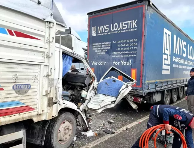 Sakarya'da Tırla Çarpışan Kamyonet Ezildi, Yaralılar Kurtarıldı