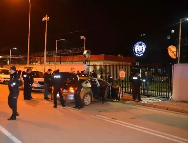 Polisten Kaçtı, Otomobille Emniyet Müdürlüğü'nün Kapısına Çarptı