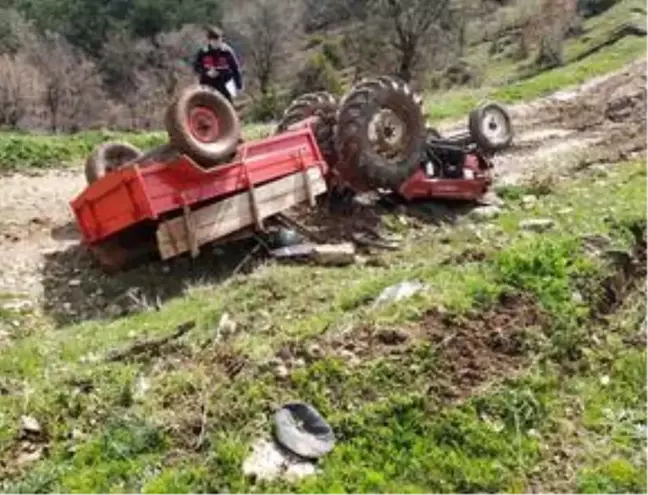 Manisa'da devrilen traktörün sürücüsü öldü, oğlu yaralandı