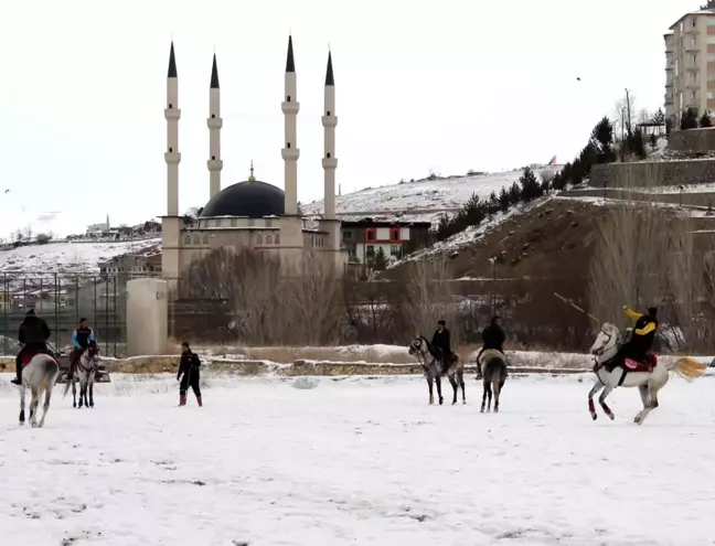 Karlı zeminde oynanan ciritte, at üzerinden düşen ciritçinin ayağı kırıldı, turnuva yarıda kaldı