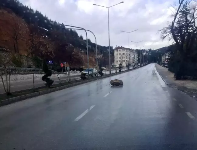 Eğirdir'de anayola düşen kaya parçası korkuttu