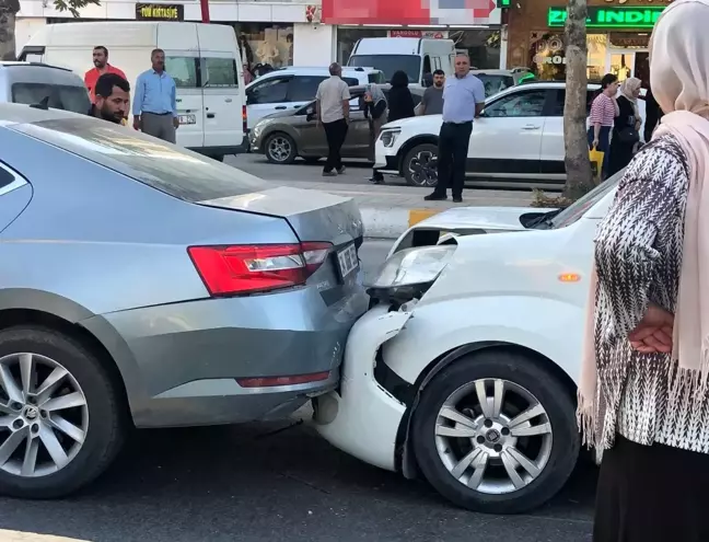 Van'da 5 aracın karıştığı trafik kazasında 2 kişi yaralandı