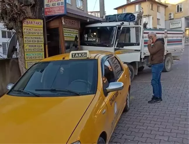 Frenleri Boşalan Kamyon Taksi Durağına Girdi