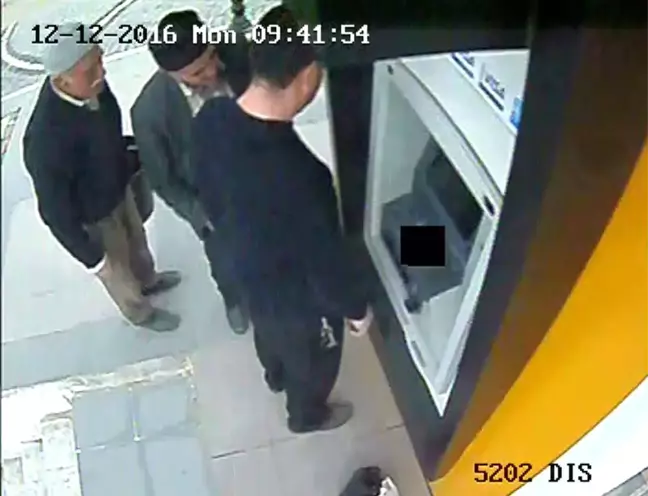 Atm'den Engelli Maaşını Çekmek İsteyen Yaşlı Adamı Dolandırdılar