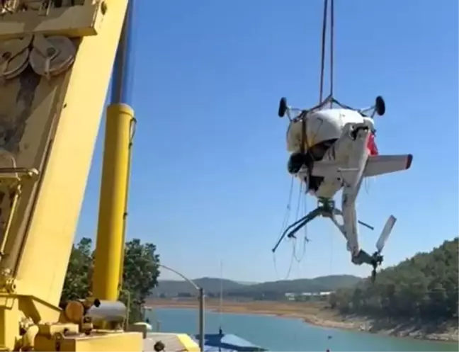 İzmir'deki helikopter enkazı kıyıya çıkartıldı