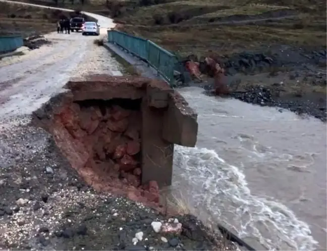 Malatya'da sağanak yağış sonrası köprüde göçük meydana geldi