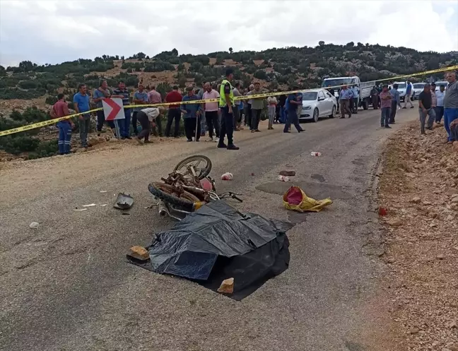 Antalya'da motosiklet ile kamyonet çarpıştı: 1 ölü