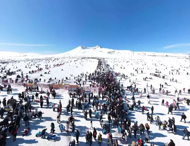 Erciyes Kayak Merkezi Hafta Sonu Binlerce Turisti Ağırladı