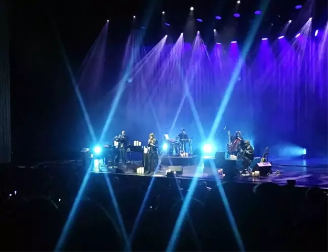 İstanbul'da Carla Bruni Rüzgarı Esti