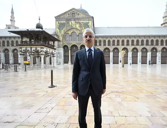 Ulaştırma Bakanı Uraloğlu, Şam'da Emevi Camii'ni Ziyaret Etti