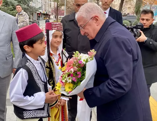 Milli Savunma Bakanı Yaşar Güler, Kırşehir Valisi Hüdayar Mete Buhara'yı ziyaret etti