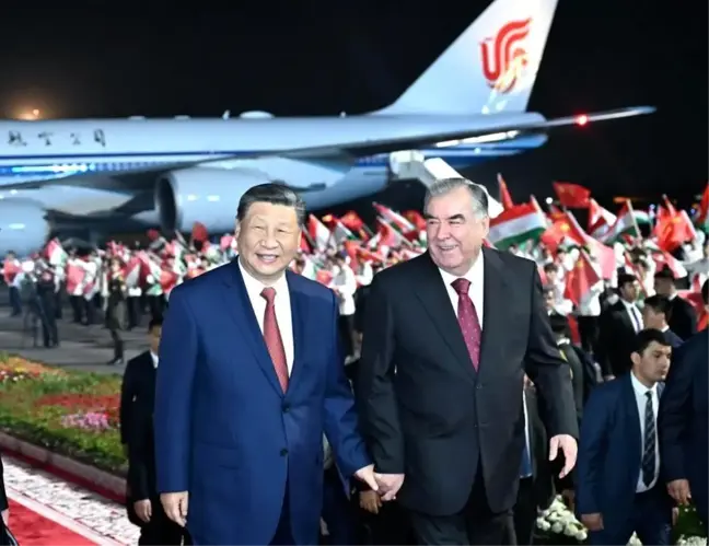 Çin Cumhurbaşkanı Xi Jinping Tacikistan'a resmi ziyaret gerçekleştirmek üzere Duşanbe'ye gitti