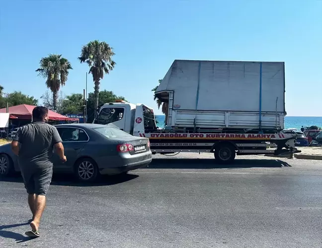 Alanya'da Otomobil ile Kamyonet Çarpıştı: 2'si Ağır 6 Yaralı