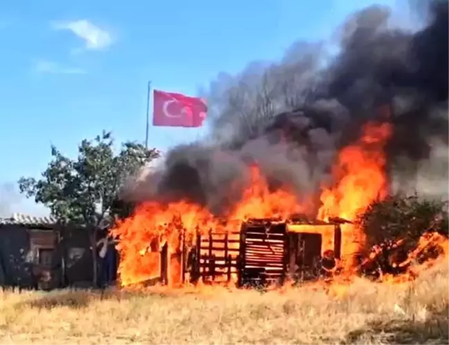 Edirne'de hasat edilmiş buğday tarlasında çıkan yangın söndürüldü