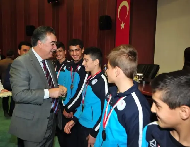 Osmaniye Vali'si Kerem Al Sporcu ve Antrenörlere Ödüllerini Verdi