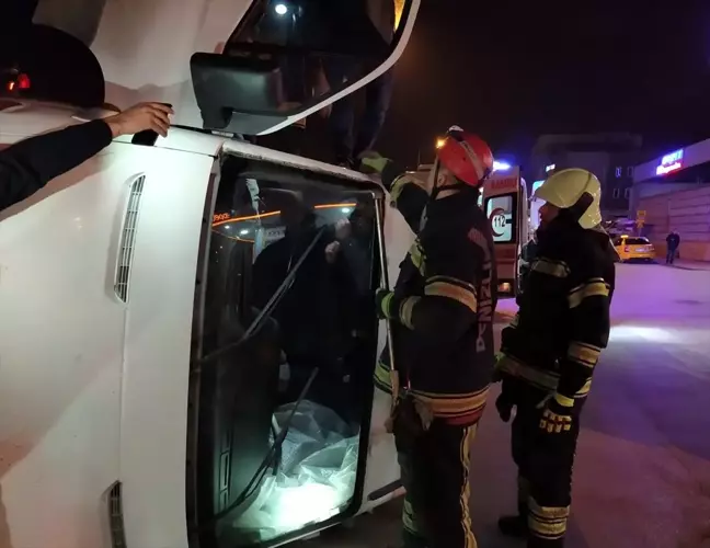 Denizli'de belediye otobüsüyle minibüs çarpıştı: 3 yaralı