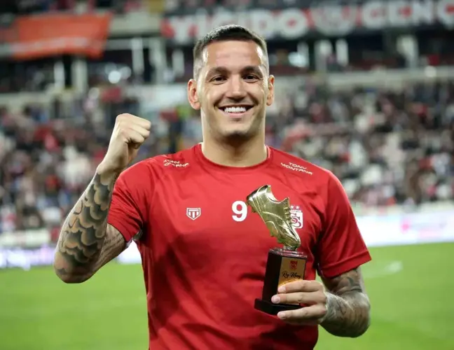 Sivasspor Kulüp Başkanı Mecnun Otyakmaz'dan Rey Manaj'a plaket