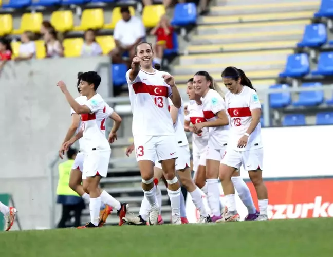 A Milli Kadın Futbol Takımı, Macaristan'ı 4-1 yenerek play-off'larda mücadele etmeyi garantiledi