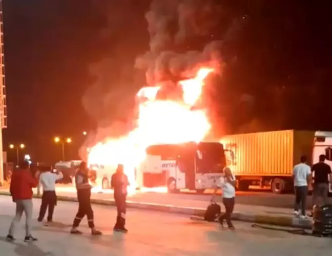 Kocaeli'nde Yolcu Otobüsü Yangını: Araç Küller İçinde Kaldı