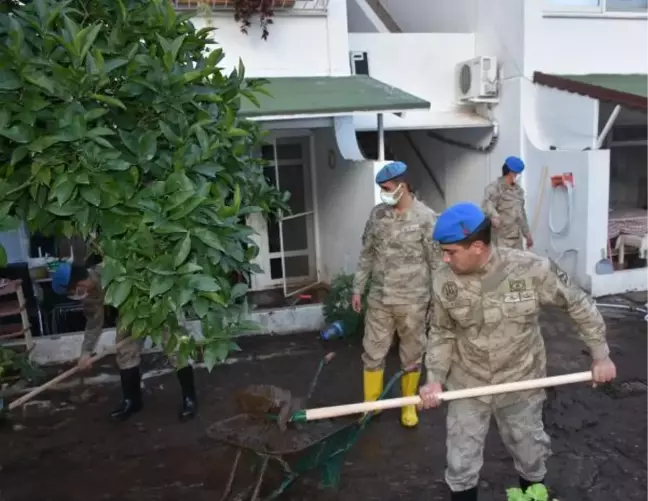 Son dakika haberleri: MARMARİS'TE JANDARMA, SEL MAĞDURLARININ EV VE BAHÇELERİNİ TEMİZLEDİ