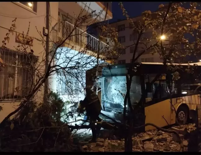 Otobüs ile hafif ticari araç çarpıştı: 1'i ağır 8 yaralı