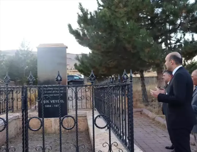 Şarkışla Kaymakamı Aşık Veysel'in Kabrini Ziyaret Etti