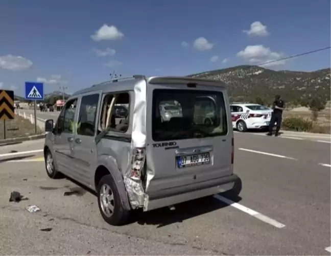 Antalya'da Trafik Kazası: 1'i Ağır 2 Yaralı