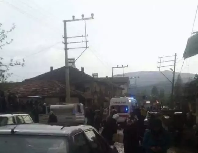 Gediz'de 2 Katlı Ahşap Ev Yandı
