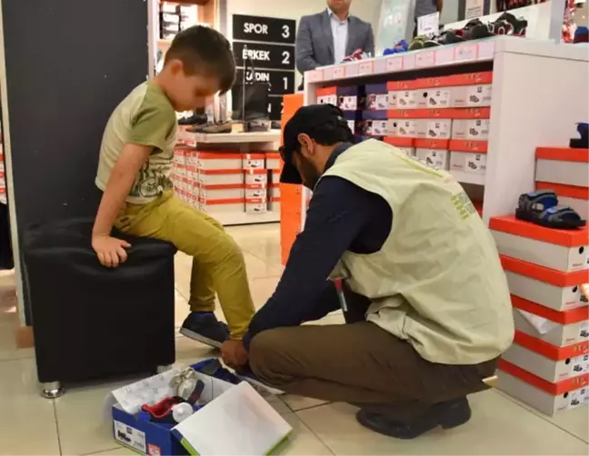 İhh'dan Yetim Çocuklara Bayramlık Ayakkabı