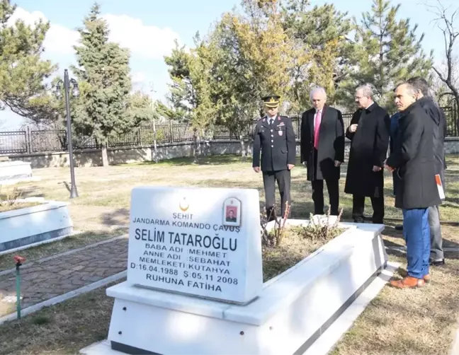 Vali ve Başkan Şehitlikleri Ziyaret Etti