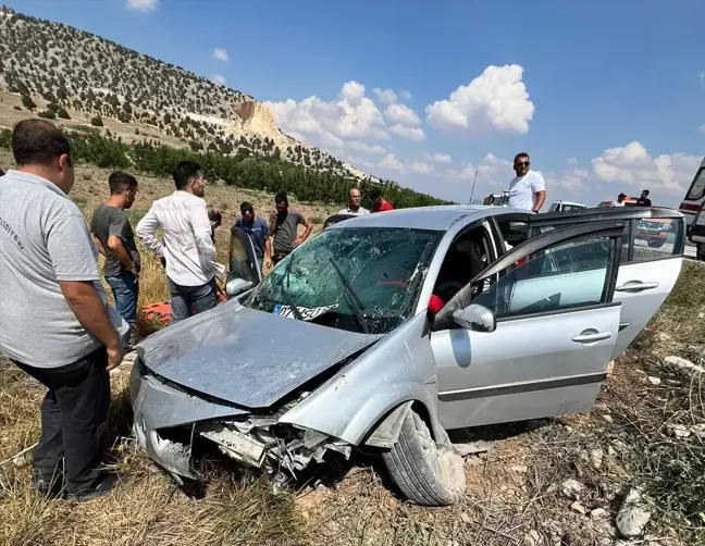 Burdur'da otomobil şarampole devrildi, 8 kişi yaralandı