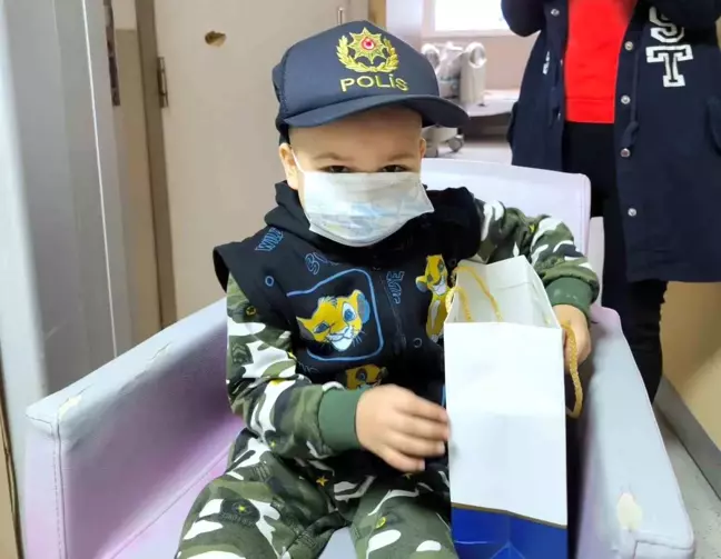 İzmir Polisi, Tedavi Gören Çocuğa Sürpriz Yaptı